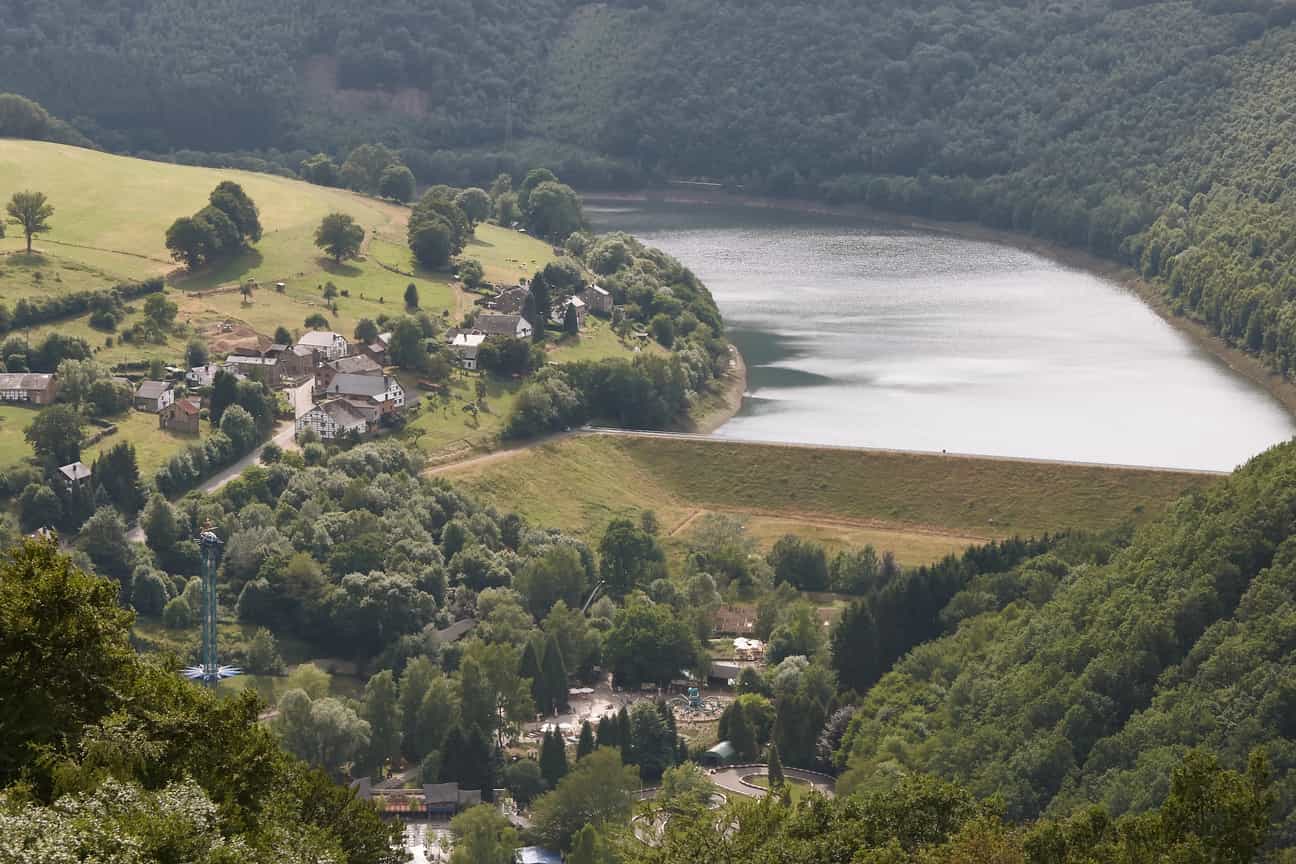 Luftaufnahme der Region Stavelot und Coo mit bewaldeten Hügeln und Flusstälern in den belgischen Ardennen