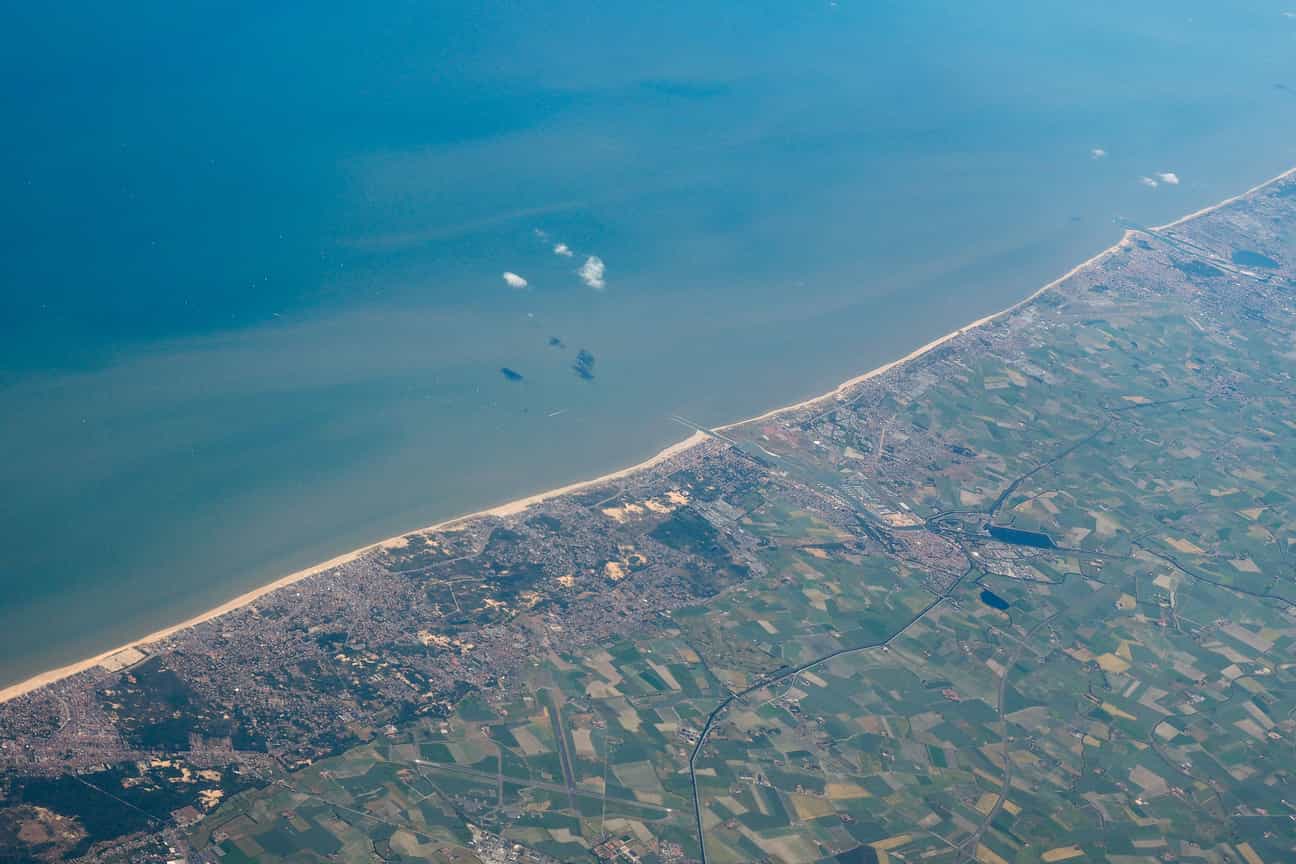 Luftaufnahme der belgischen Küste mit Veurne, Nieuwpoort, Koksijde und Ostende
