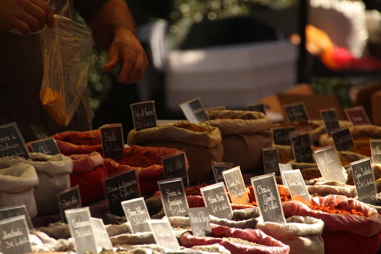 Marktstand mit regionalen Spezialitäten auf dem Marché Forville in Cannes an der französischen Riviera.