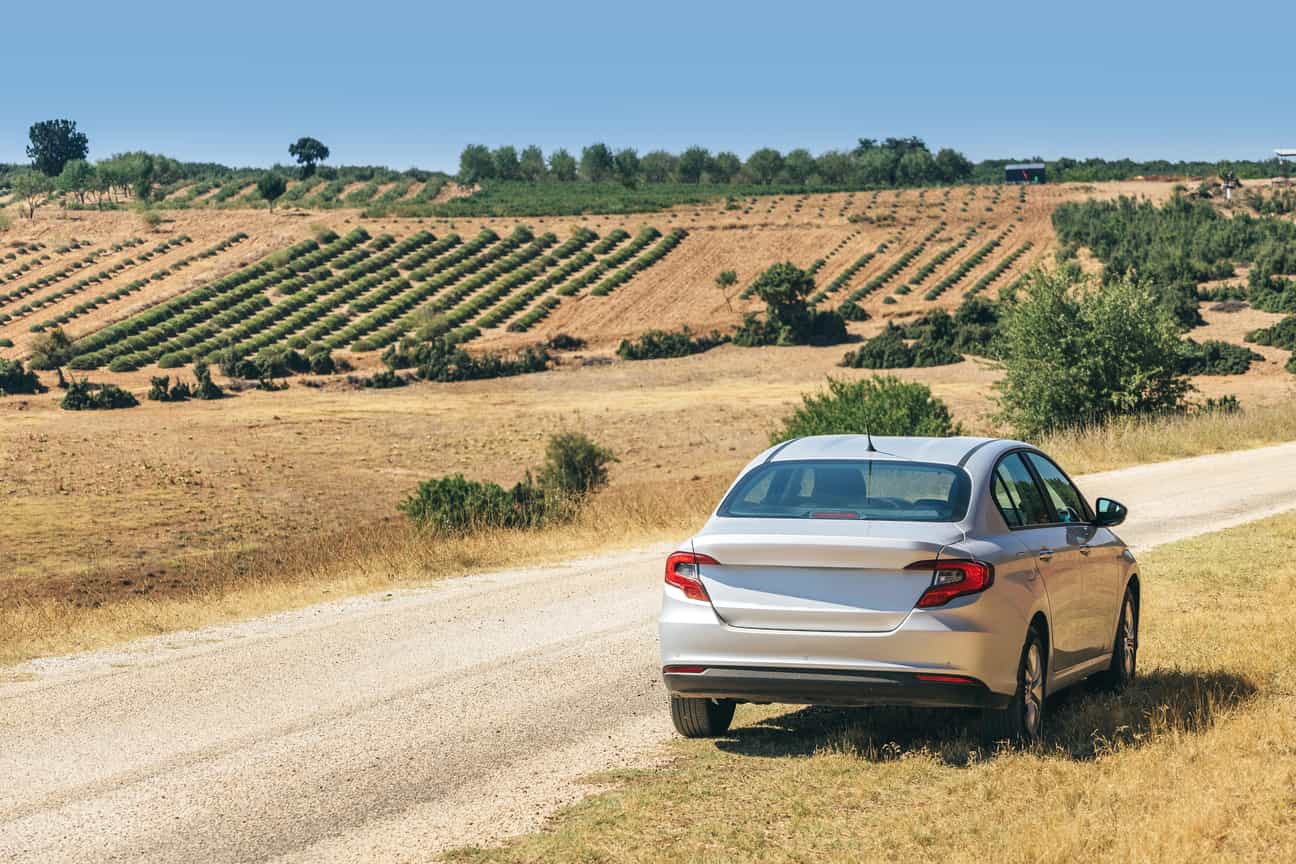 Mietwagen in Südfrankreich auf Straße, ideal für Roadtrip und Urlaub