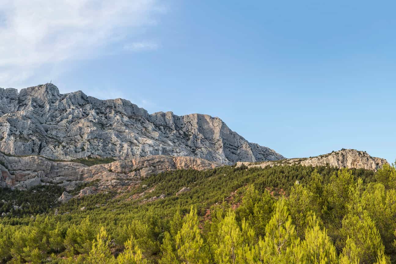 Montagne Sainte-Victoire in der Provence mit markanter Berglandschaft