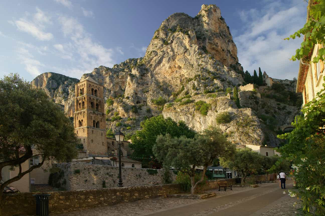 Blick von unten nach oben auf den großen Felsen hinter dem Dorf Moustiers-Sainte-Marie in der Provence