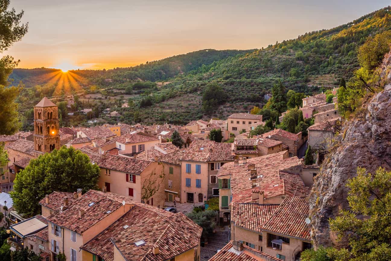 Blick aus der Schlucht auf Moustiers-Sainte-Marie bei Sonnenuntergang