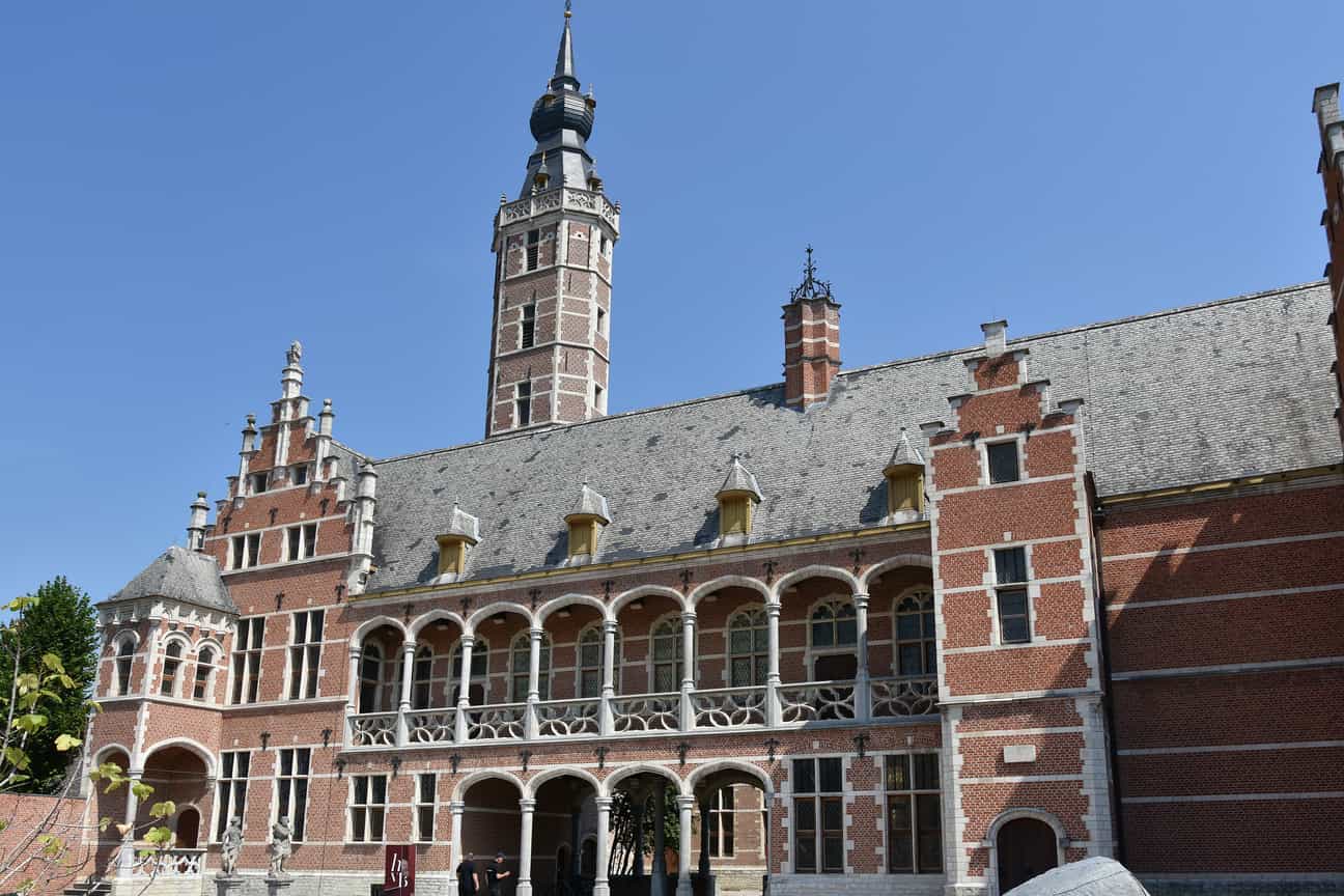 Fassade des Museums Hof van Busleyden in Mechelen mit historischer Architektur und gepflegtem Außenbereich