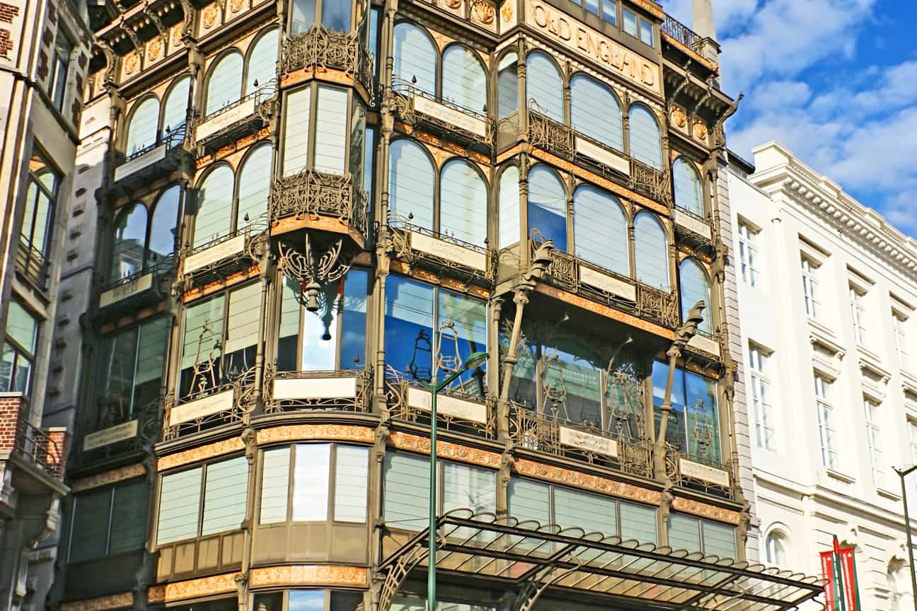 Außenansicht des Musical Instrument Museum (MIM) in Brüssel, aufgenommen von der Straße, mit Jugendstil-Fassade des ehemaligen Old England Kaufhauses