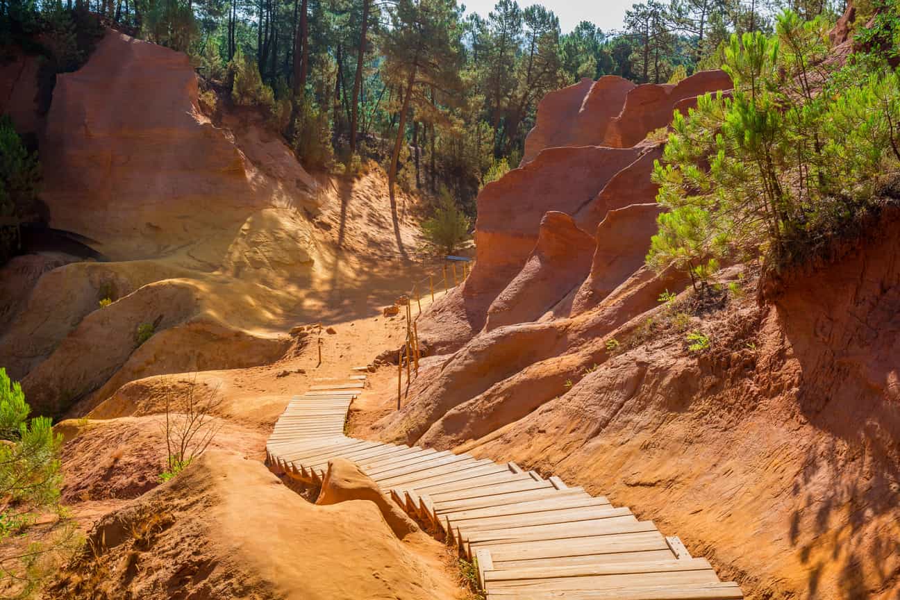 Farbenprächtiger Ockerpfad in einem kleinen Tal bei Roussillon in Südfrankreich, ideal für Wanderungen unweit der Ferienwohnung