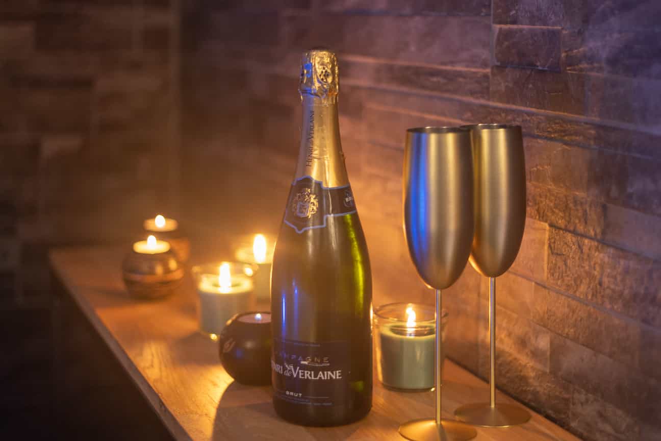 Sektflasche mit zwei Gläsern bei einem romantischen Ausflug in den Ardennen