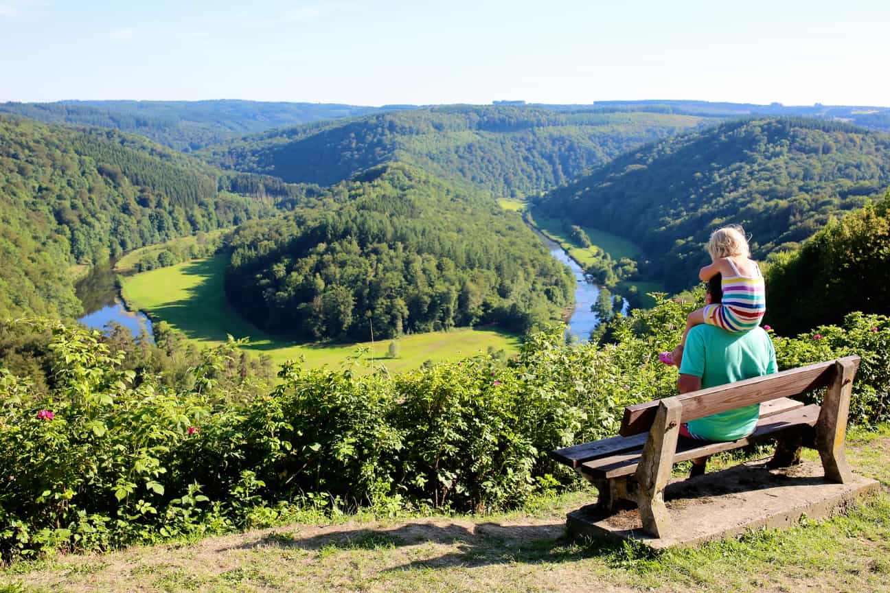 Familienausflug mit Kindern am Aussichtspunkt Tombeau du Géant in den Ardennen