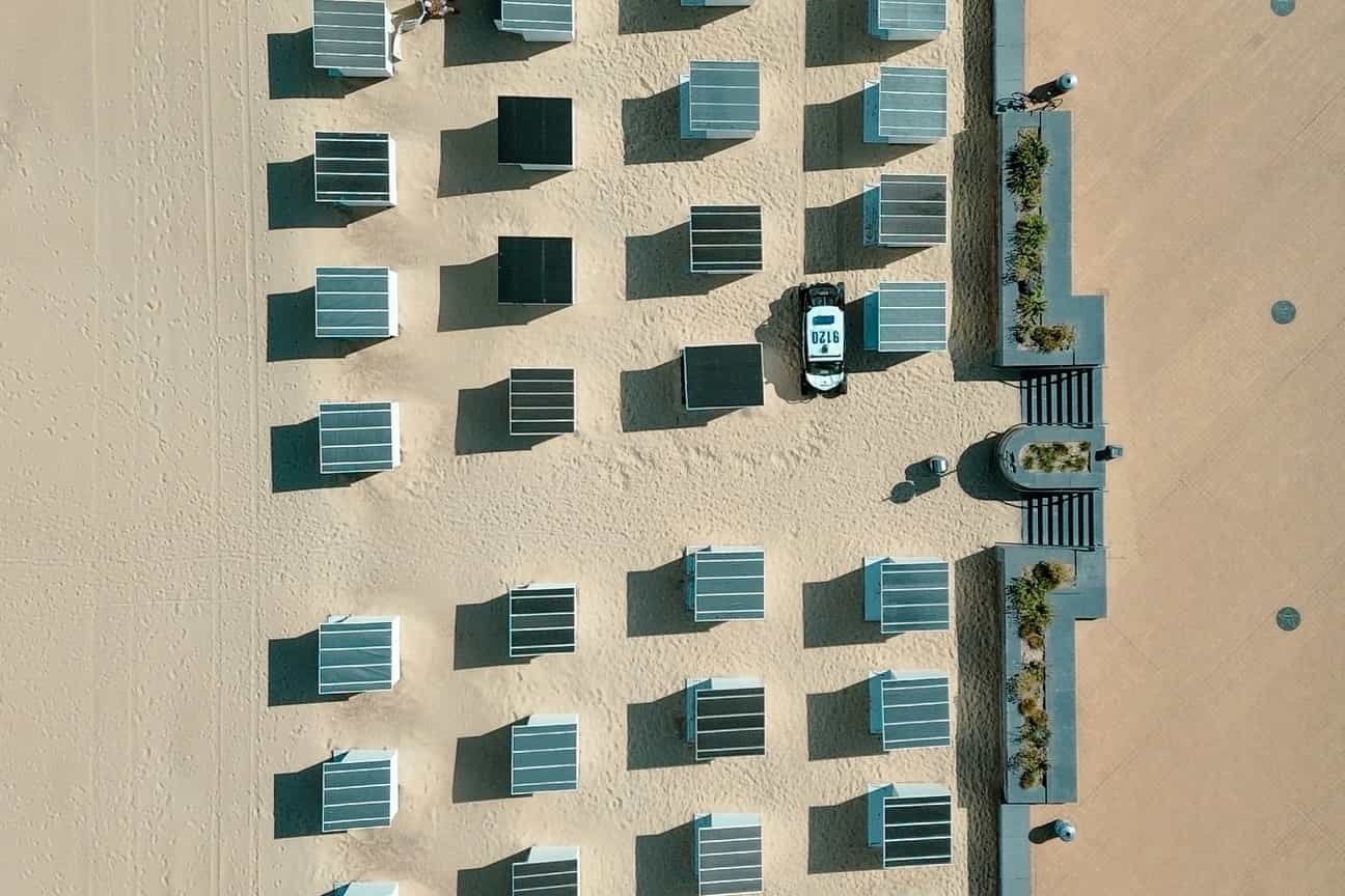 Luftaufnahme der Strandhäuser von Oostende, Belgien, mit Blick auf Sandstrand und Meer