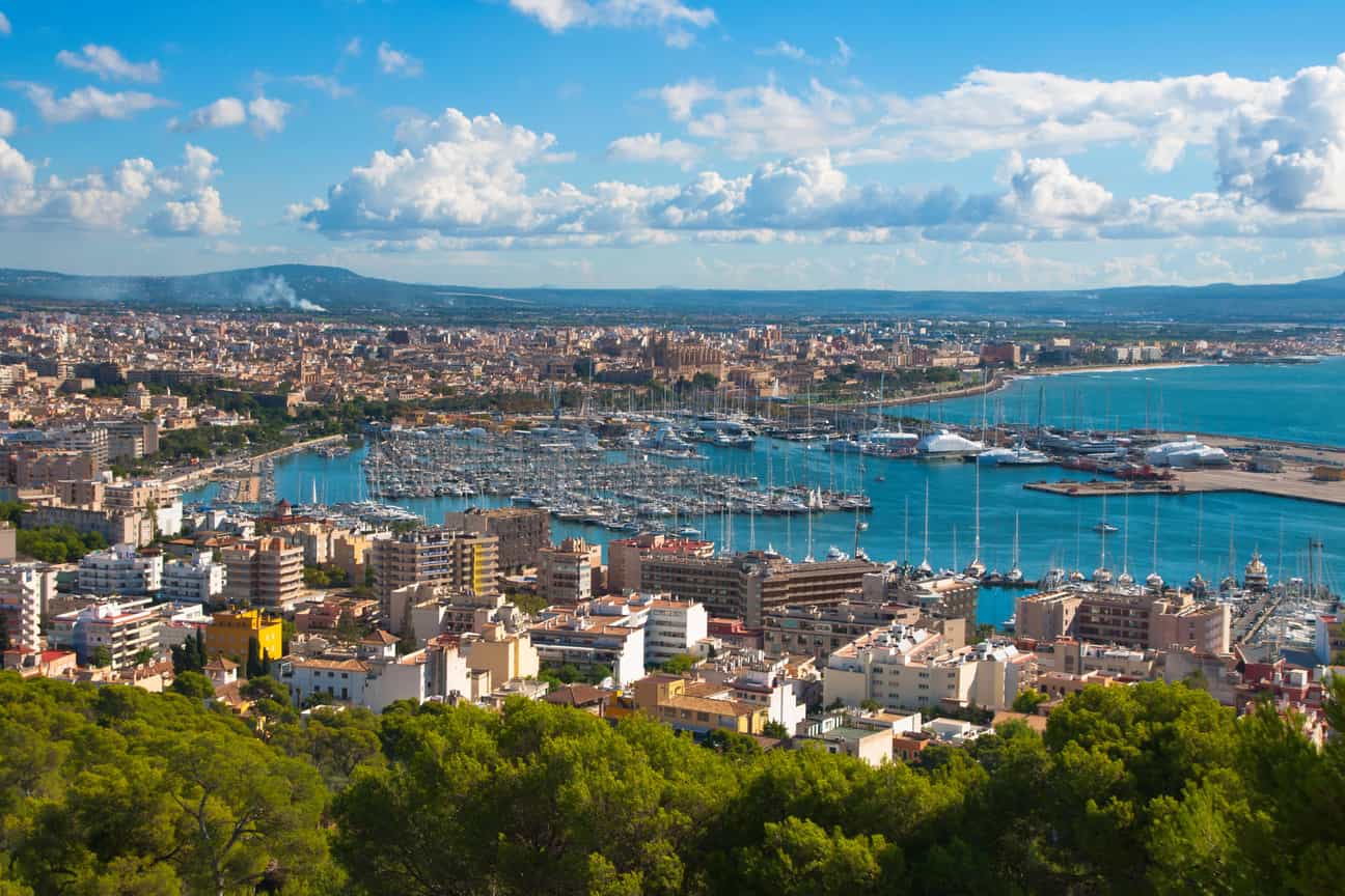 Vogelperspektive auf Palma de Mallorca mit Stadt, Hafen und Küstenlinie