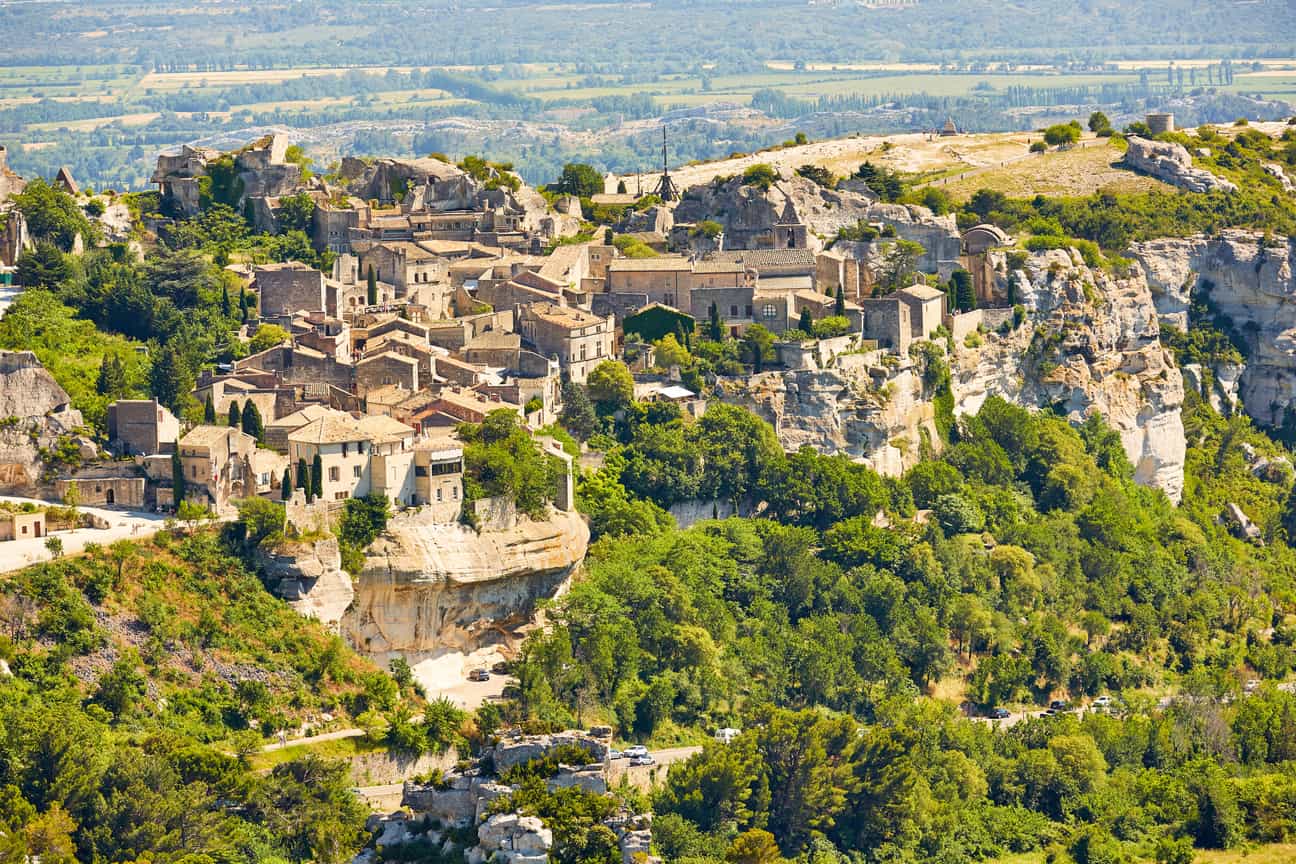 Panoramablick auf das historische Dorf Les Baux-de-Provence mit seinen Felsen und Burgruinen inmitten der Provence