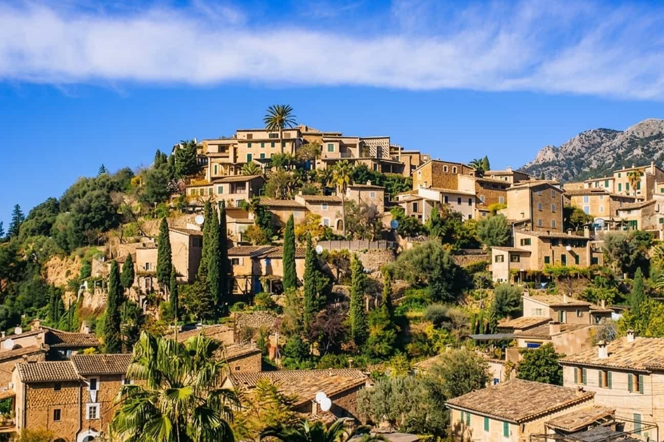Panoramablick auf das Bergdorf Deià in Mallorca mit mediterraner Landschaft und Bergen im Hintergrund