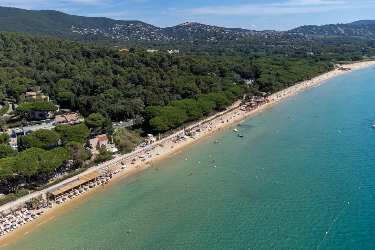 Luftaufnahme der Plage du Débarquement mit Booten, türkisfarbenem Wasser und hellem Sandstrand an der Côte d’Azur
