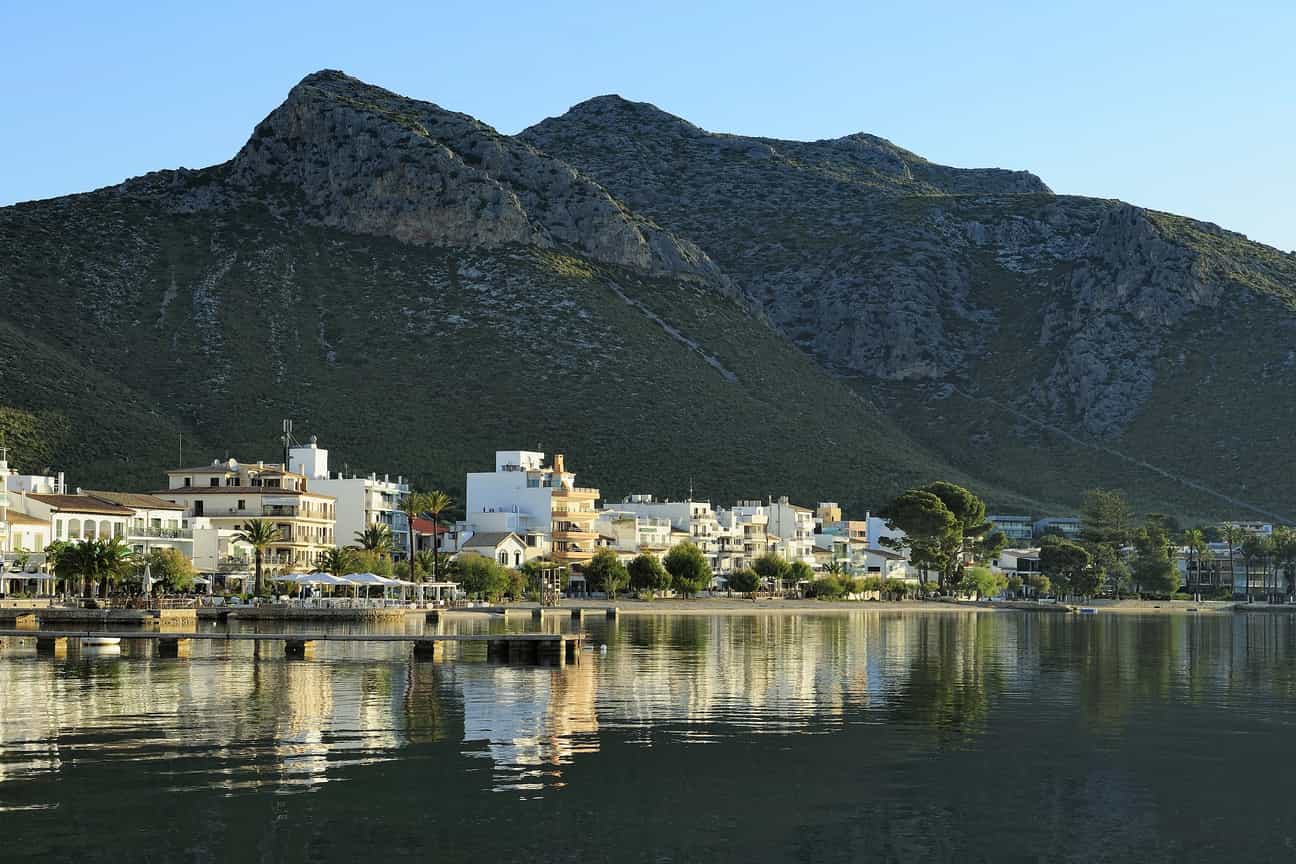 Blick vom Wasser auf die Küste und die Stadt Pollença auf Mallorca
