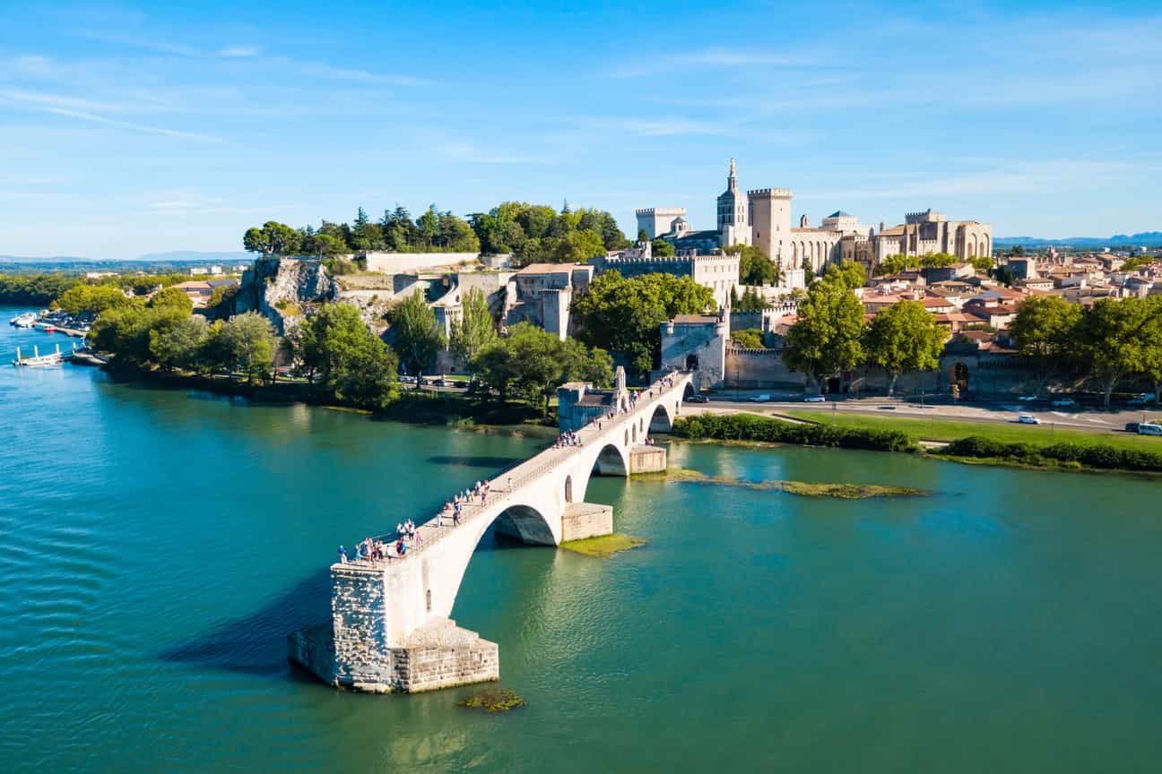 Luftaufnahme der Pont d’Avignon über die Rhône in Frankreich