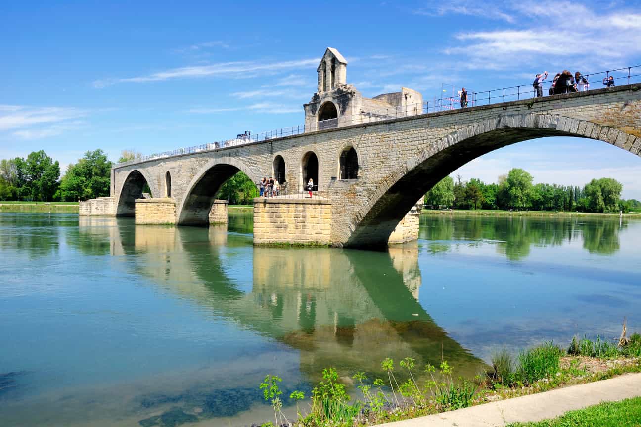 Andere Ansicht der Pont Saint-Bénézet in Avignon über die Rhône