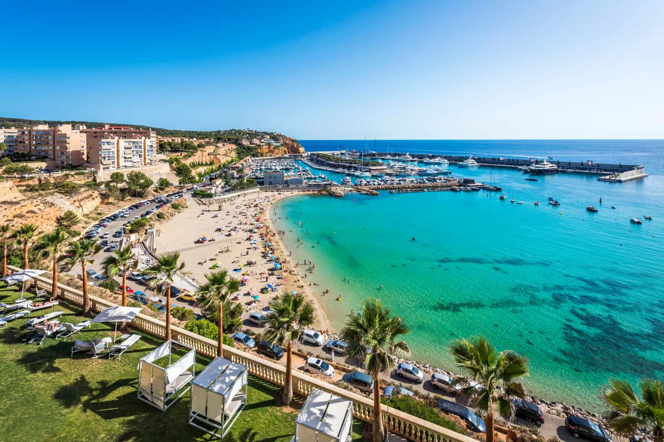 Strand und Marina von Port Adriano in El Toro auf Mallorca mit Yachten und Küstenlandschaft