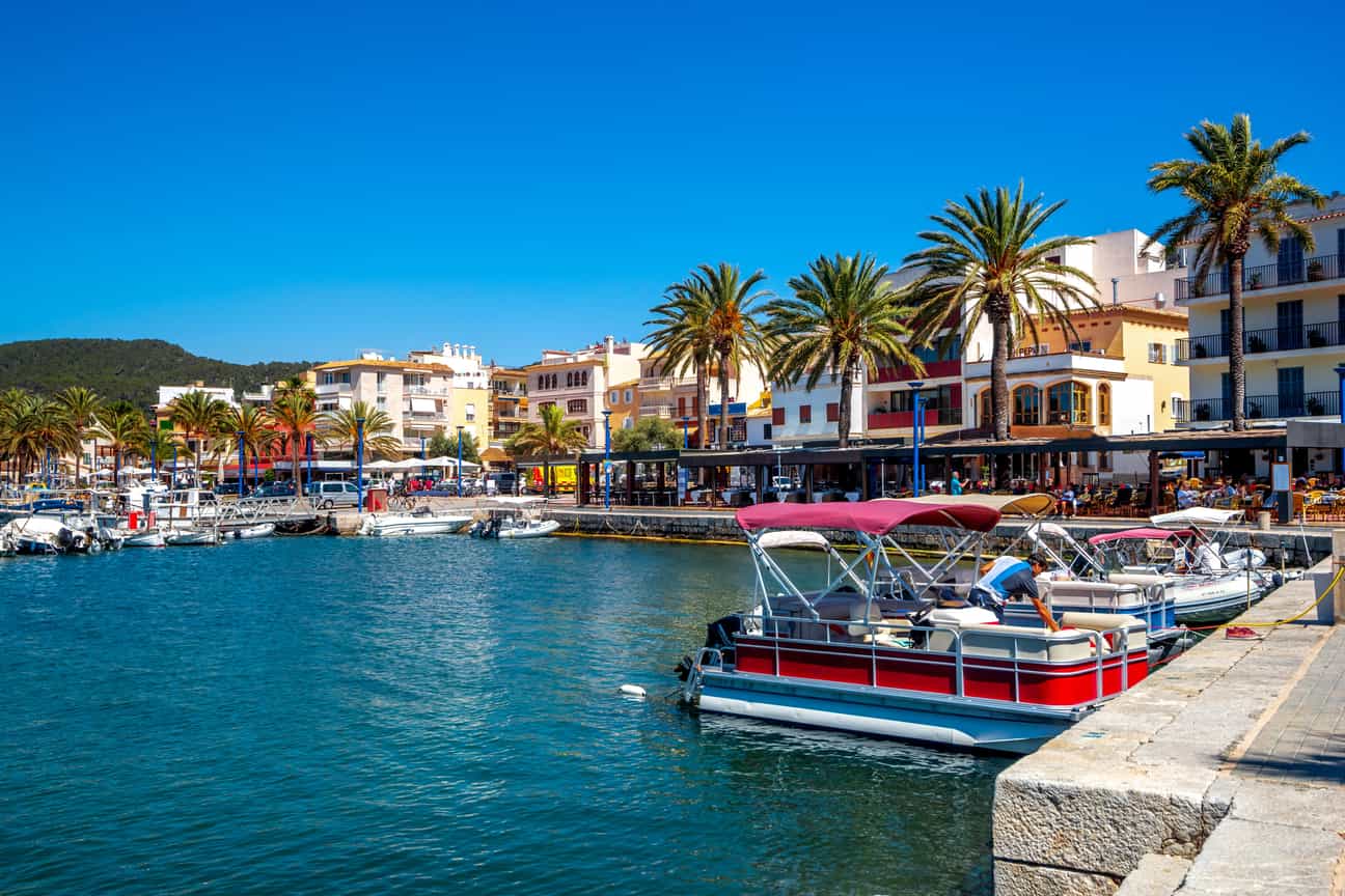 Port d’Andratx auf Mallorca mit Hafen, Booten und Küstenlandschaft