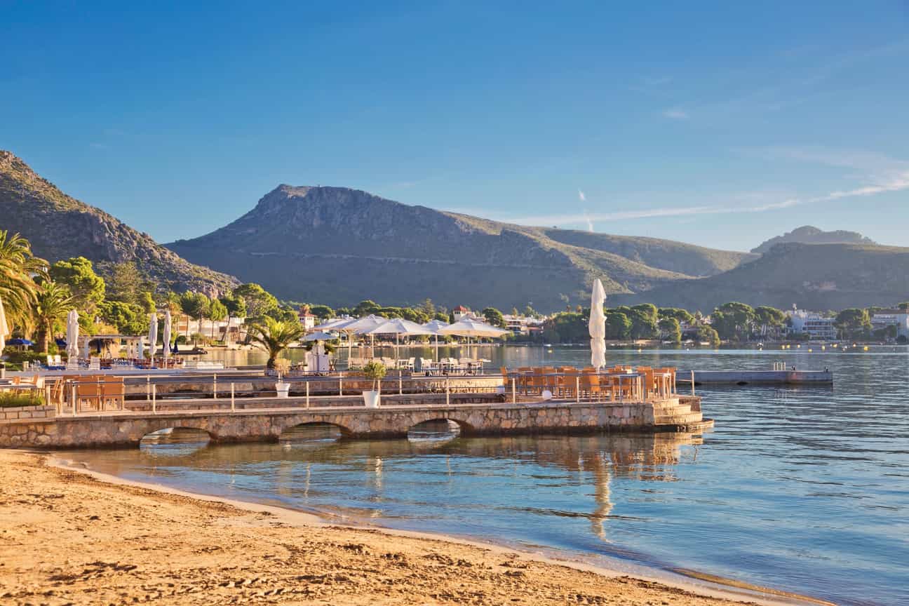 Hafen von Port de Pollença auf Mallorca mit Bergen und Blick auf die Küste