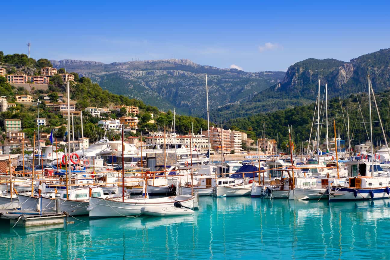 Port de Sóller auf Mallorca mit Schiffen im Hafen und Blick auf die Serra de Tramuntana