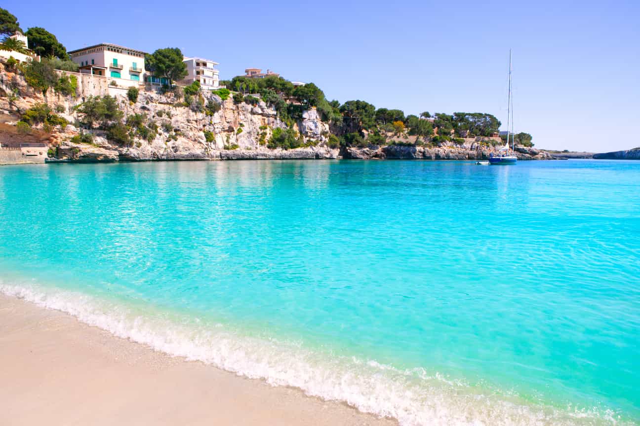 Strand von Porto Cristo bei Manacor auf Mallorca mit Sandstrand und Meer