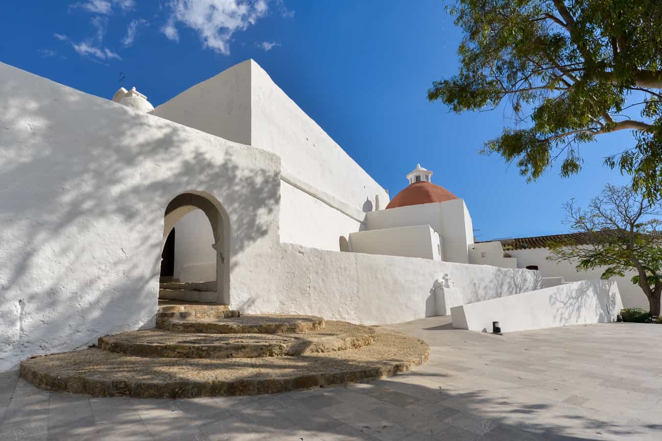 Gesamtansicht des Puig de Missa auf Ibiza mit weißer Kirche auf einem Hügel über Santa Eulària