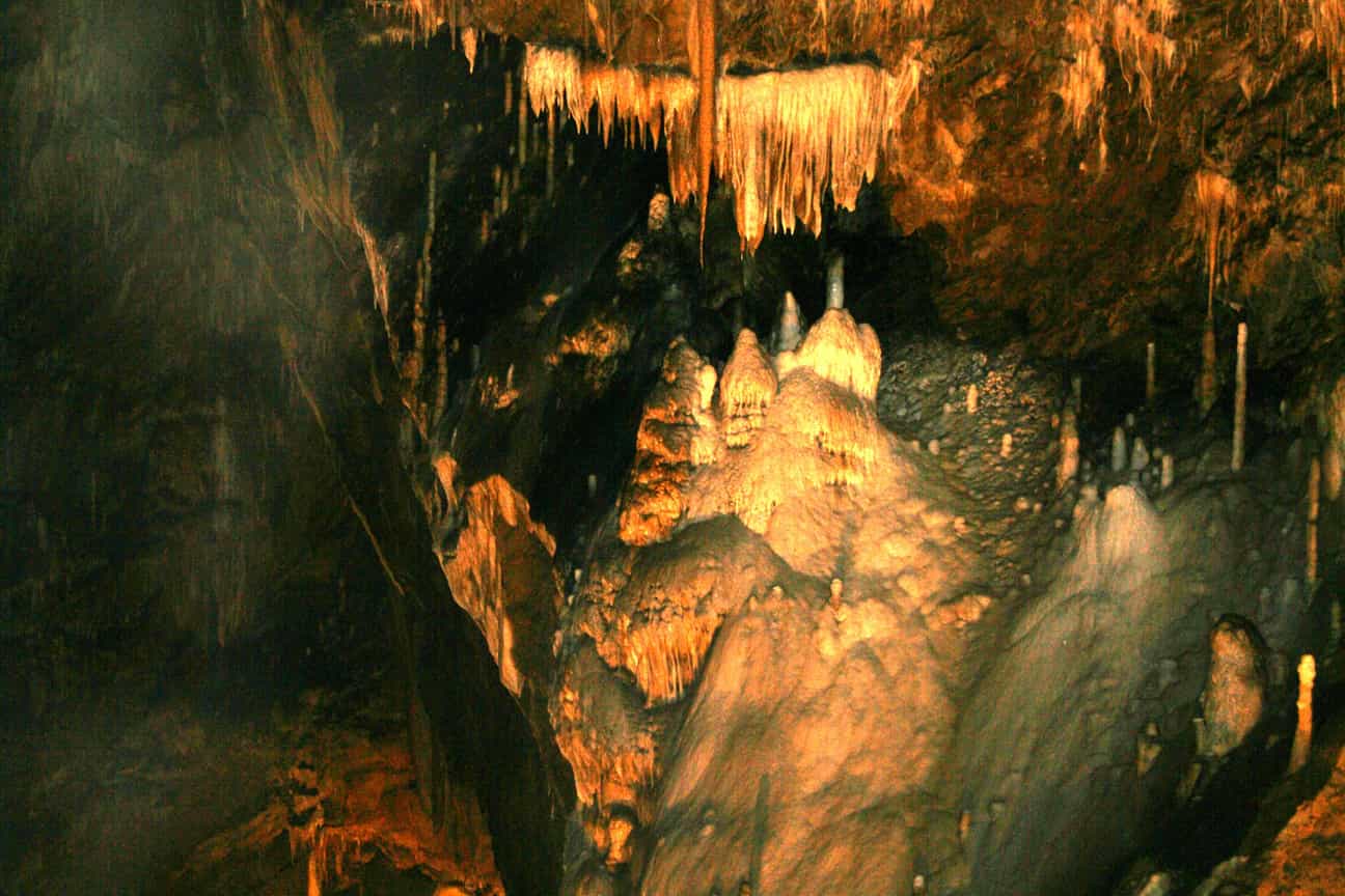 Blick ins Innere der Grotte de Lorette in Rochefort mit beeindruckenden Felsformationen und stimmungsvoller Beleuchtung