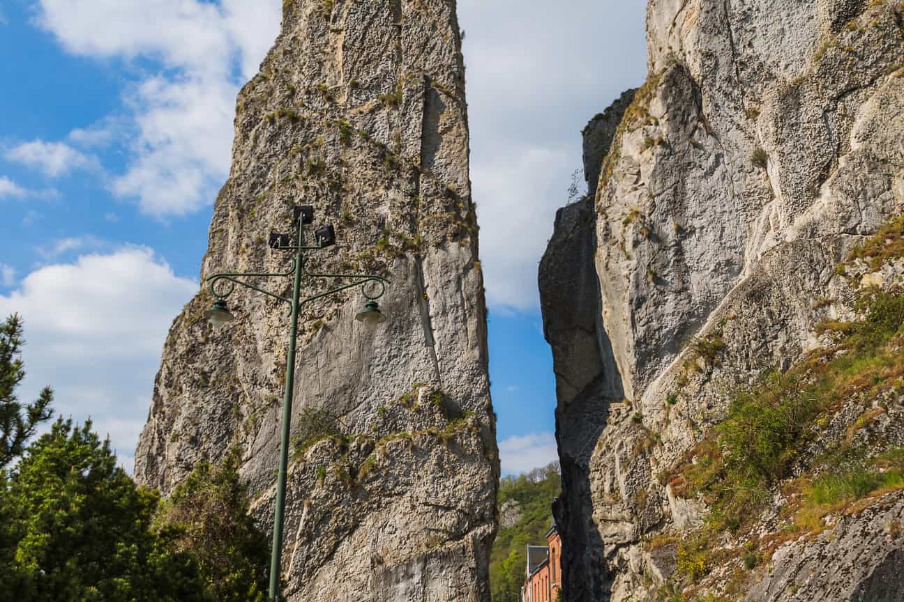 Rocher Bayard bei Dinant an einem sonnigen, leicht bewölkten Tag mit freier Straße im Vordergrund