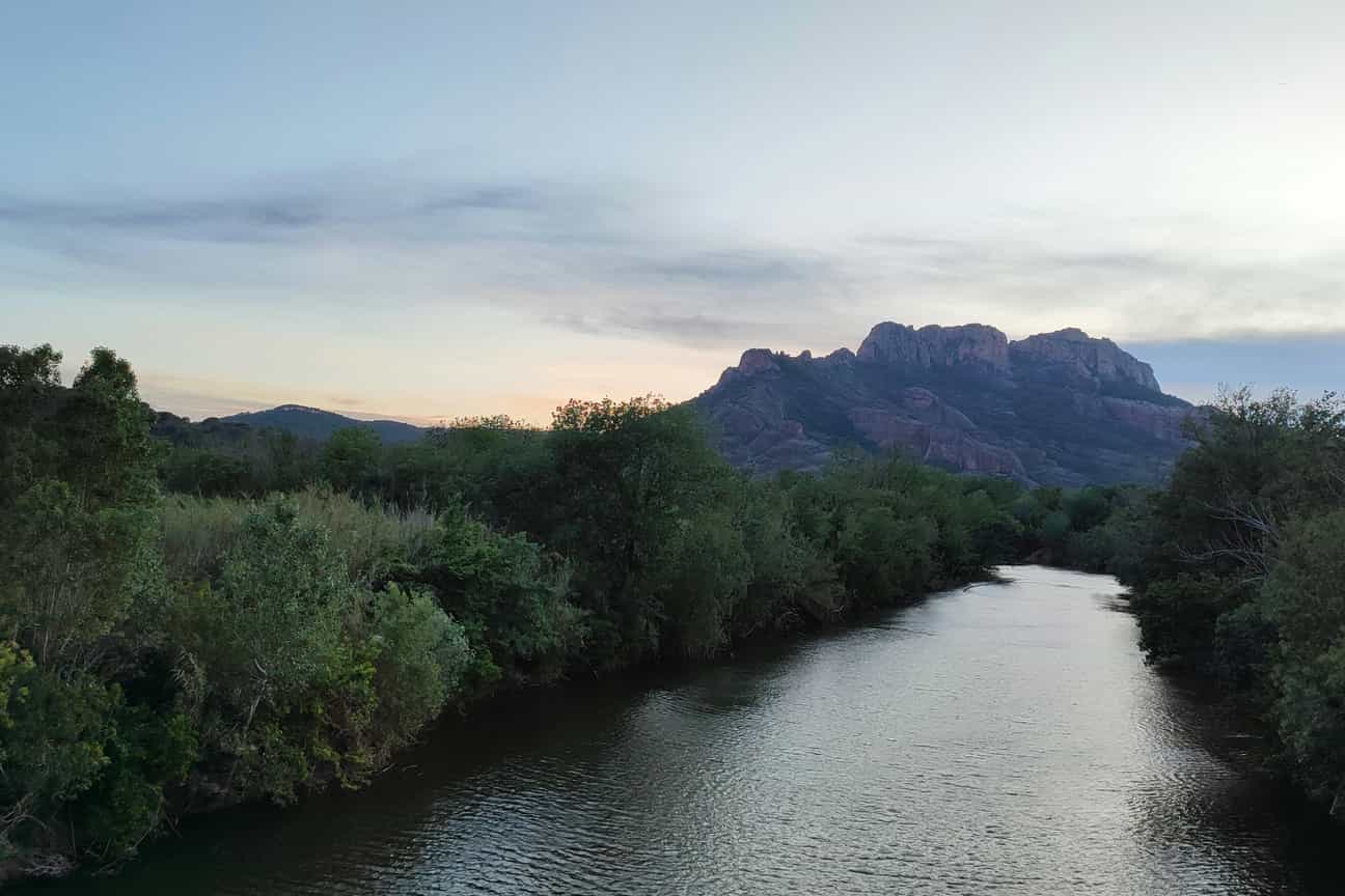 Blick auf den Fluss bei Roquebrune-sur-Argens mit dem markanten Rocher de Roquebrune im Hintergrund
