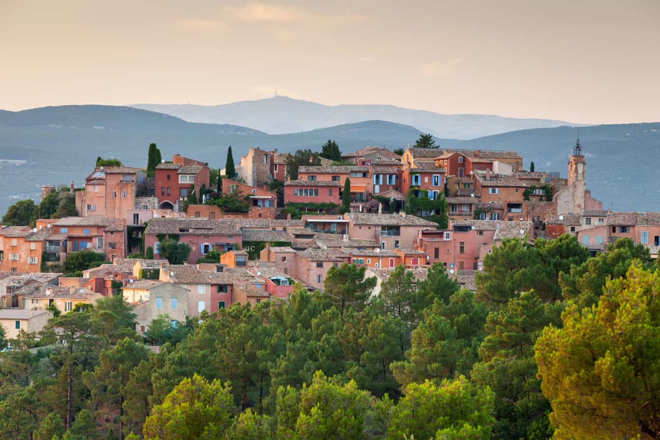 Ockerfarbenes Dorf Roussillon in der Provence mit historischen Häusern und mediterraner Landschaft