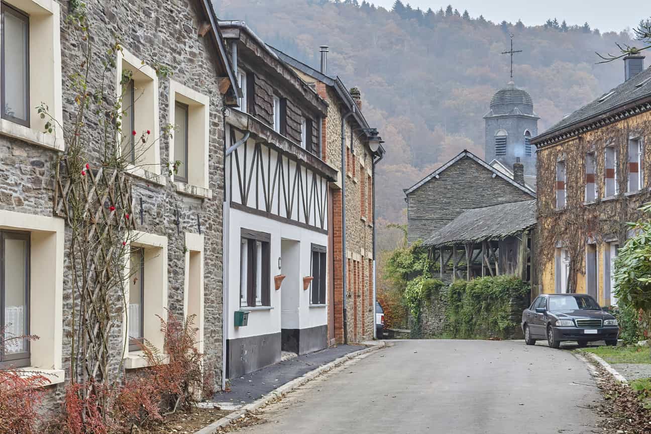 Ruhige Straße durch die grüne Landschaft der belgischen Ardennen