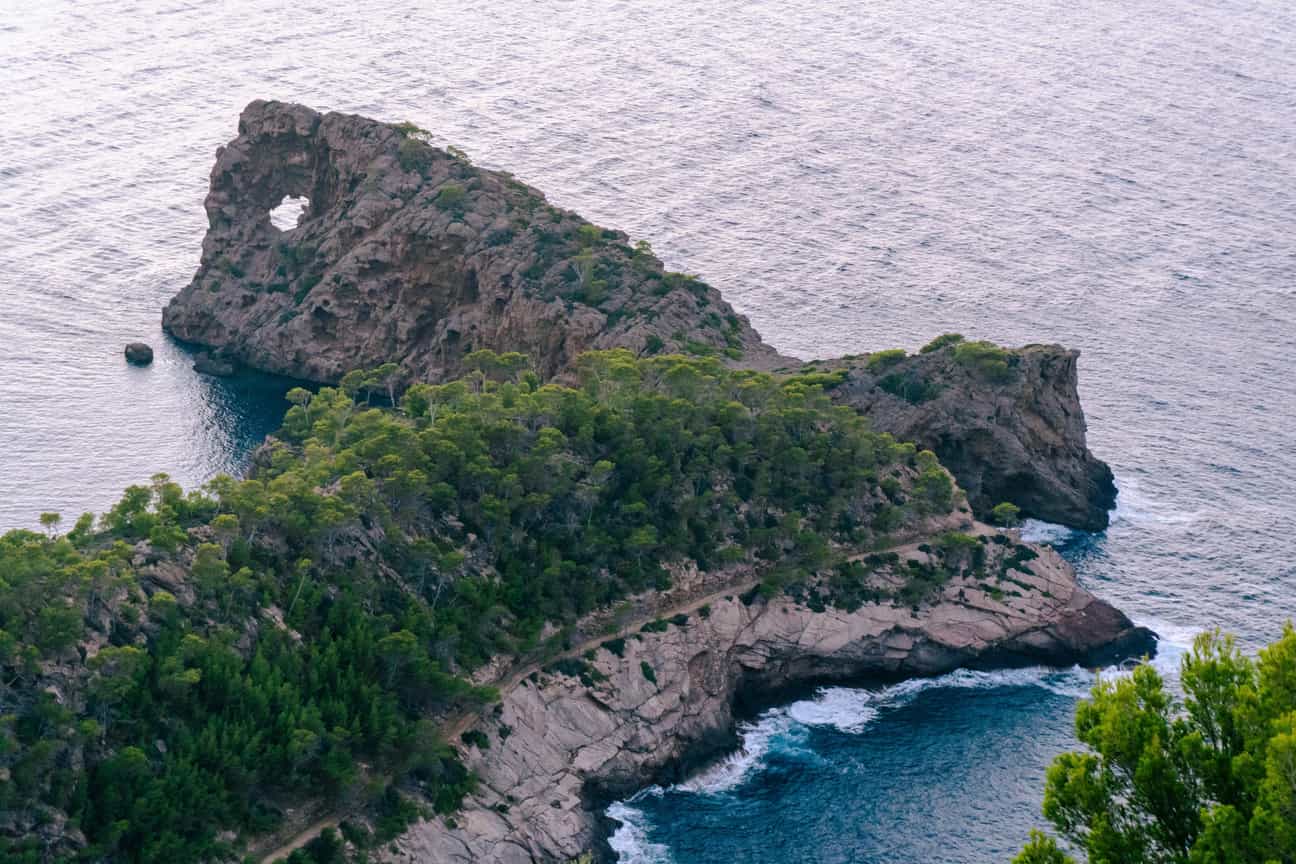 Sa Foradada Felsformation auf Mallorca am Abend mit Meer und warmem Abendlicht
