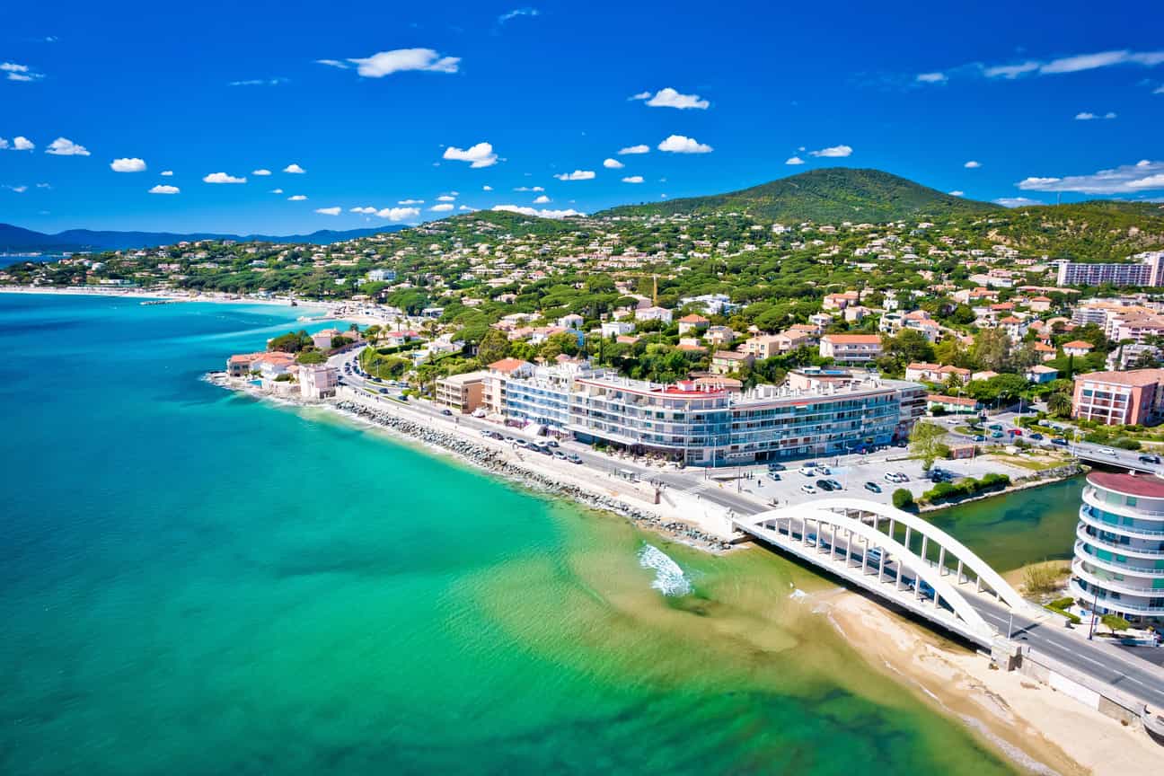 Strand von Sainte-Maxime an der Côte d’Azur mit Blick auf die mediterrane Küste