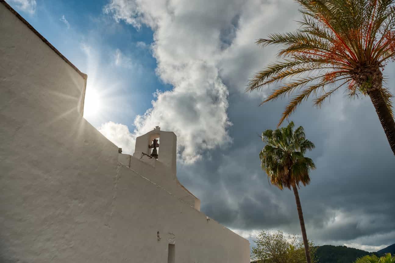Weiße Kirche von San Carlos de Peralta auf Ibiza, strahlend im Sonnenlicht