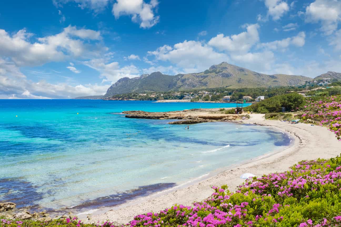 Landschaft mit der Platja de Sant Pere bei Alcúdia auf Mallorca, Strand und Meer