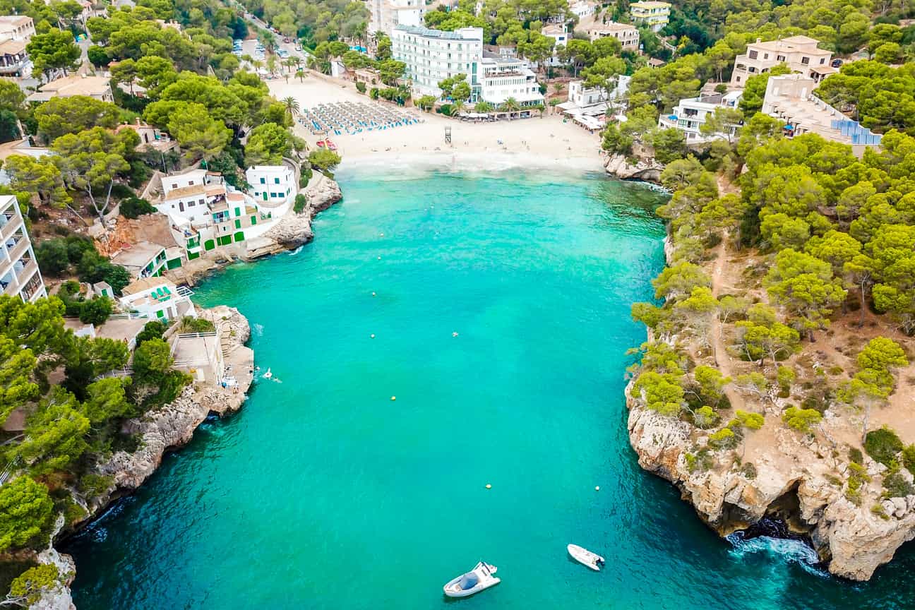 Panoramablick auf Santanyí und die Küste Mallorcas mit Bucht und Mittelmeer