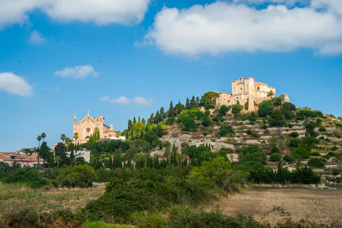 Wallfahrtskirche Santuari de Sant Salvador auf Mallorca mit historischer Architektur