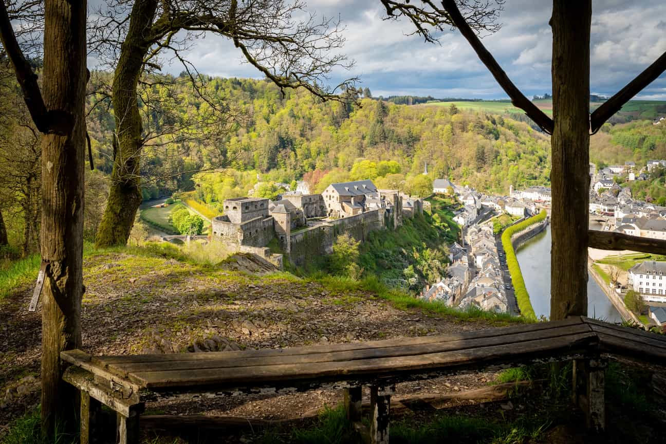 Mittelalterliches Schloss Bouillon in den Ardennen aus der Vogelperspektive