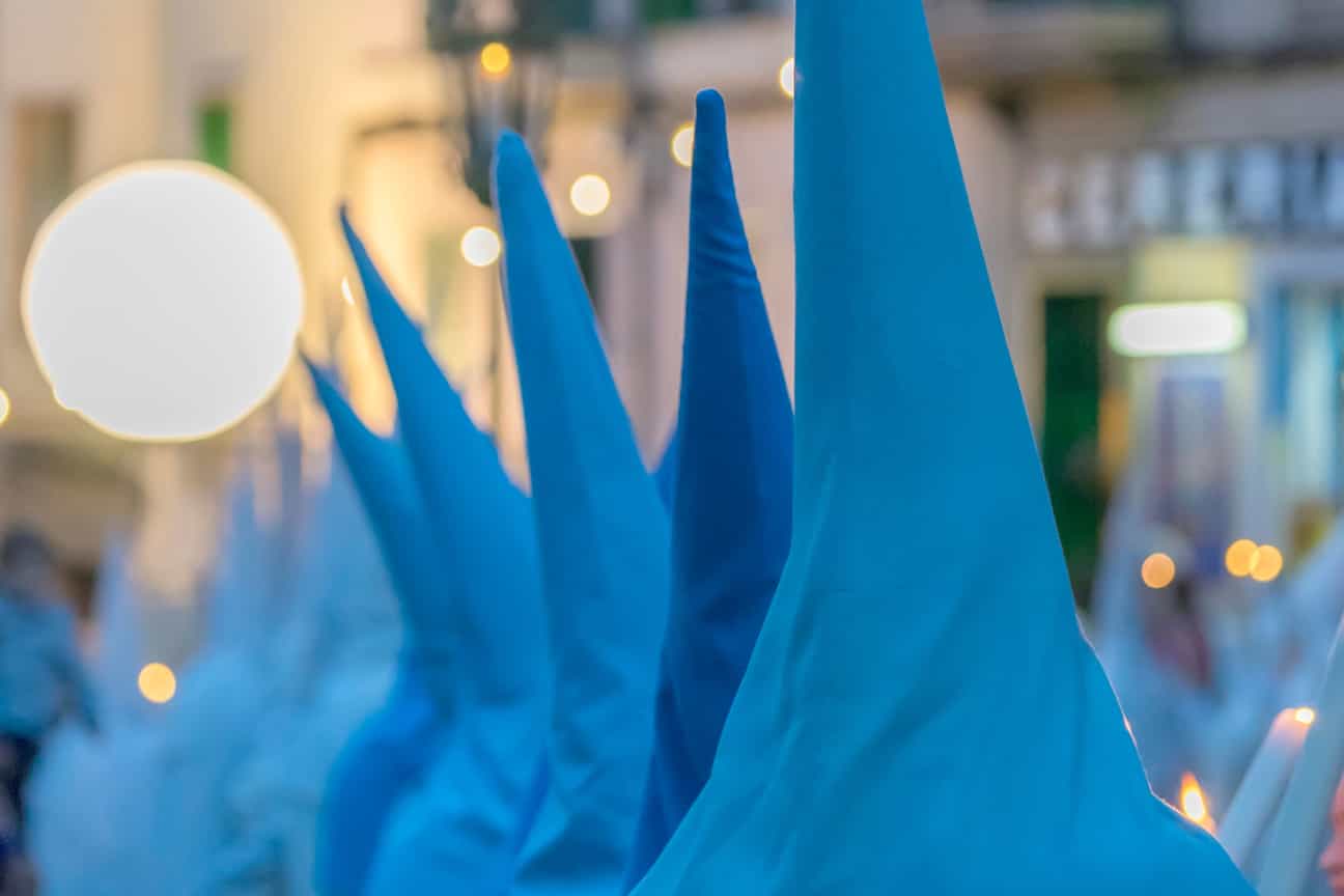 Nahaufnahme einer Person mit blauem Capirote während einer Semana-Santa-Prozession auf Mallorca
