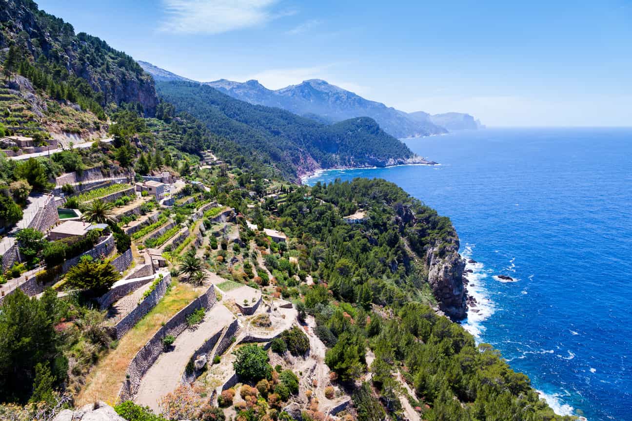 Berglandschaft der Serra de Tramuntana auf Mallorca mit markanten Gipfeln
