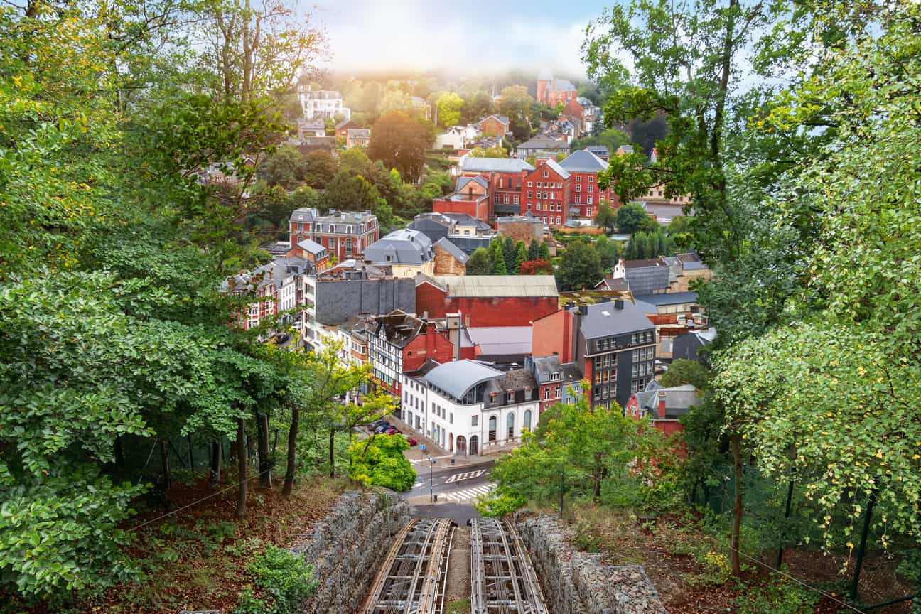 Blick auf die Stadt Spa aus der Kabinenbahn, mit Panorama über Dächer und umliegende Natur