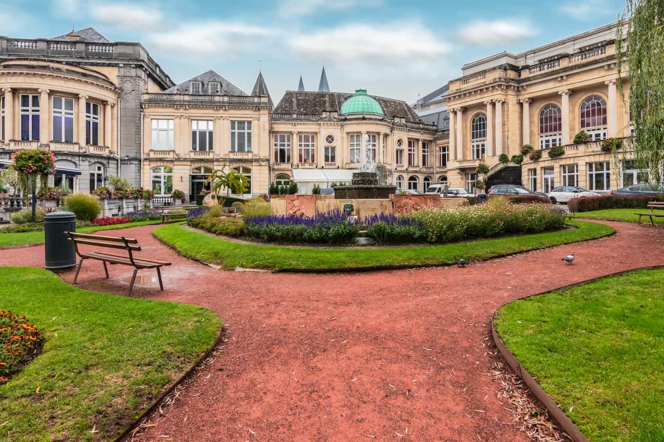 Vorgarten des Casinos von Spa mit gepflegter Anlage im belgischen Kurort
