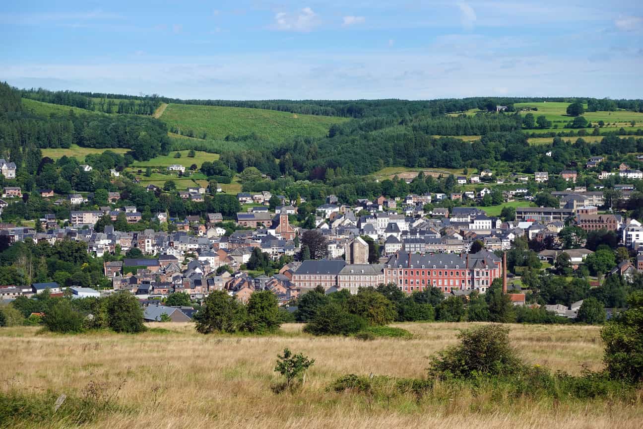Panoramaaufnahme über Stavelot mit Blick auf die Stadt und die umliegende Landschaft der Ardennen