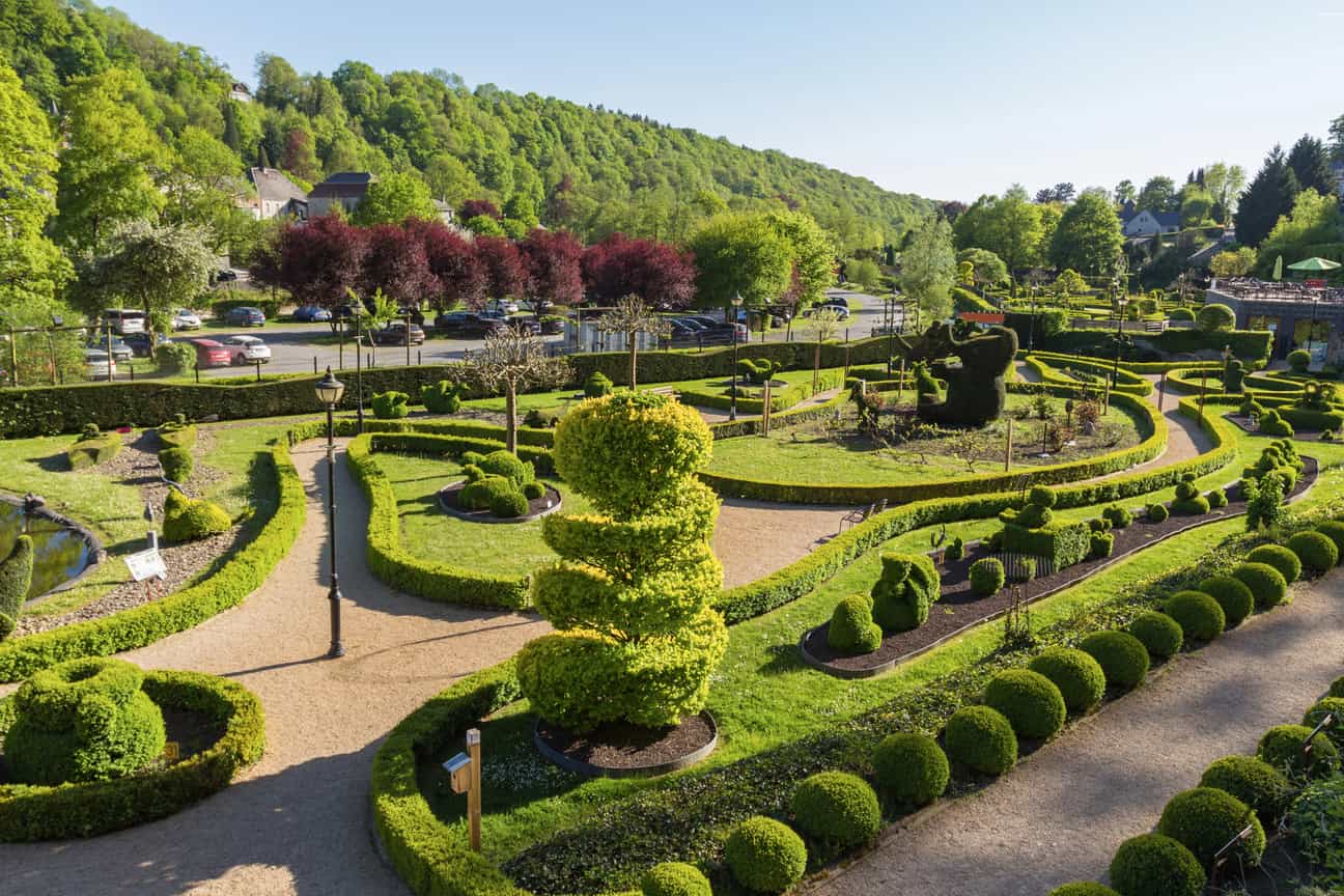 Topiary Park in Durbuy mit geschwungenen grünen Formen und blauem Himmel aus der Vogelperspektive