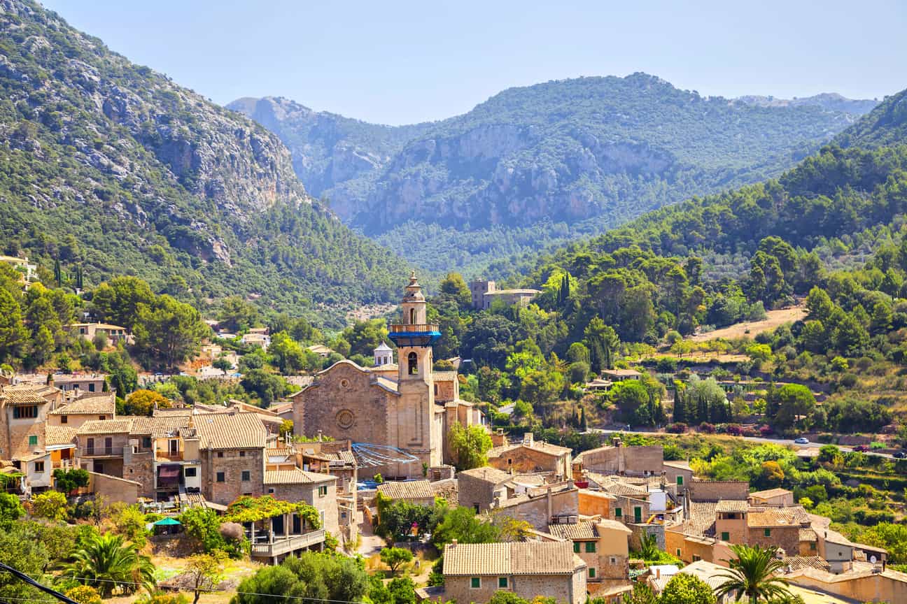 Bergdorf Valldemossa auf Mallorca mit historischen Häusern und Bergkulisse
