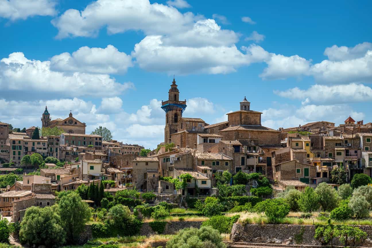 Panoramablick auf das Bergdorf Valldemossa in der Serra de Tramuntana auf Mallorca