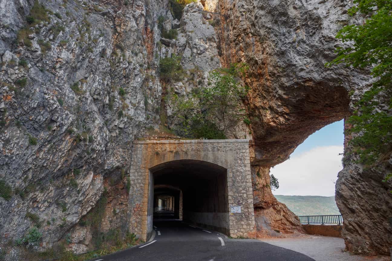 Tunnel durch Felsen entlang der Verdon-Route in der Verdon-Schlucht in Frankreich