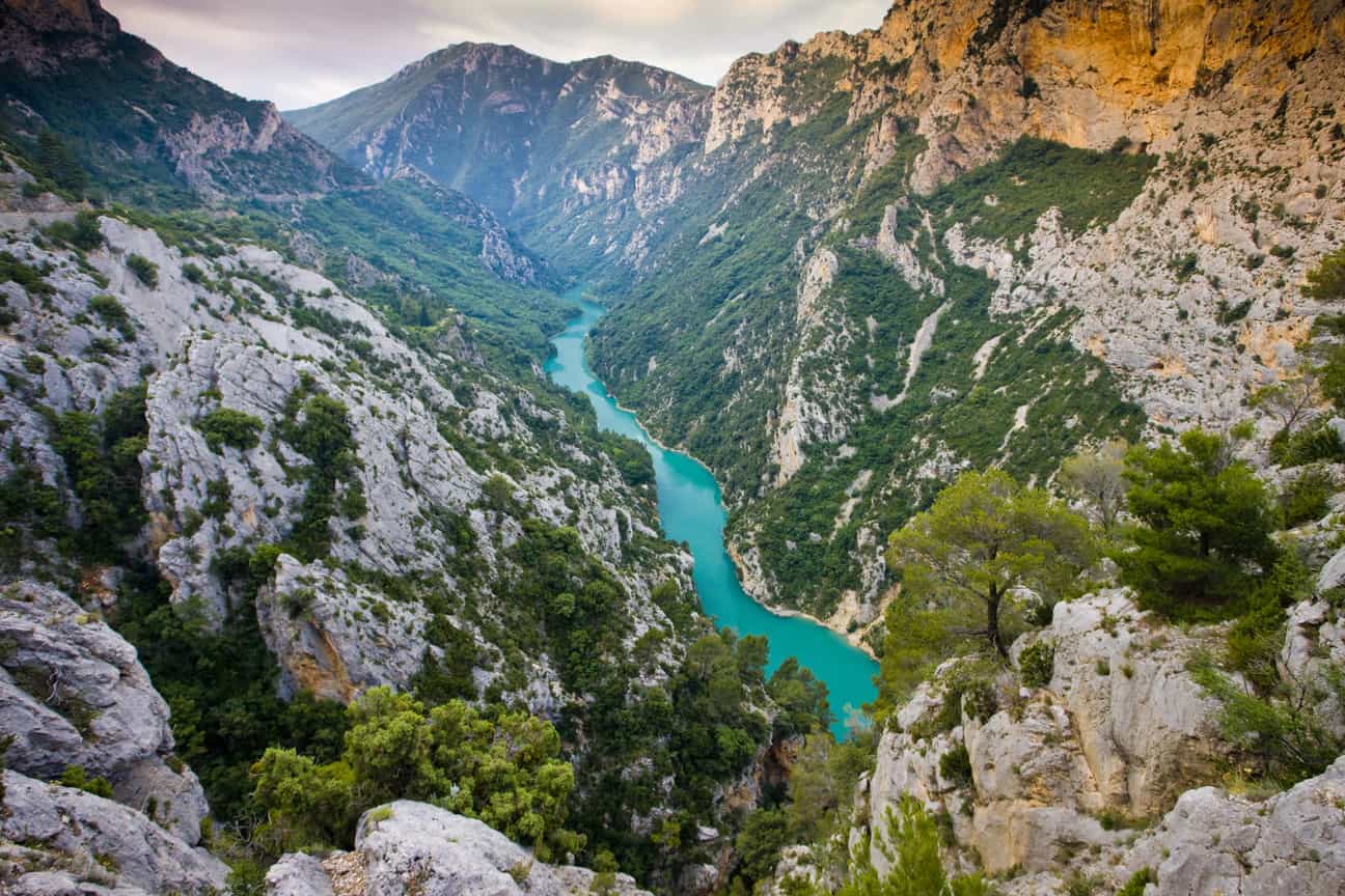Blick in die Verdon-Schlucht in Frankreich mit dem Fluss, der sich unten durch die Felsen schlängelt