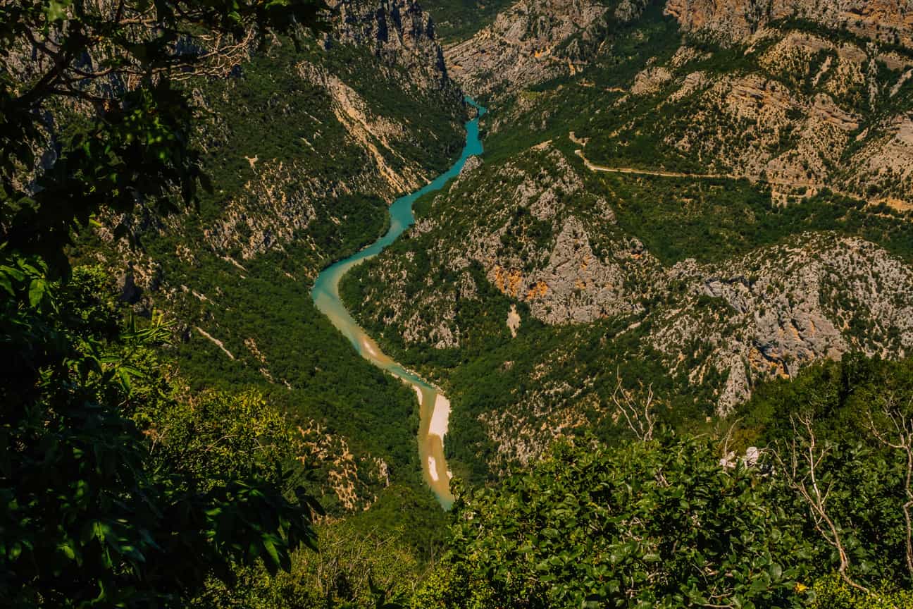 Spektakulärer Blick über die Verdon-Schlucht mit weitem Horizont und steilen Felswänden – Panoramaaufnahme in Hochformat