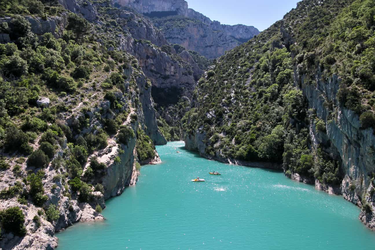 Gesamtansicht der Verdon-Schlucht mit Fluss und Felswänden auf beiden Seiten